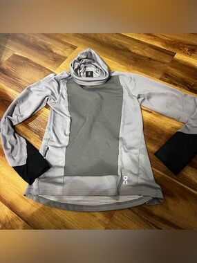 On Running Grey Women's Weather Shirt Hoodie